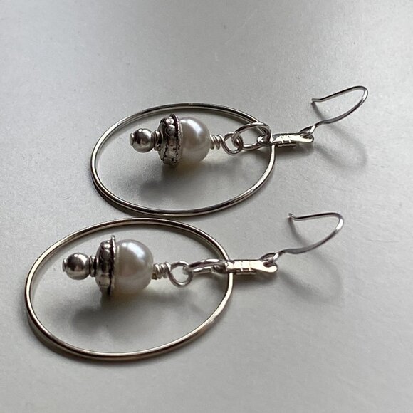 ❤️ White Austrian Crystal Pearls in Silver Plated Hoops - Picture 4 of 6